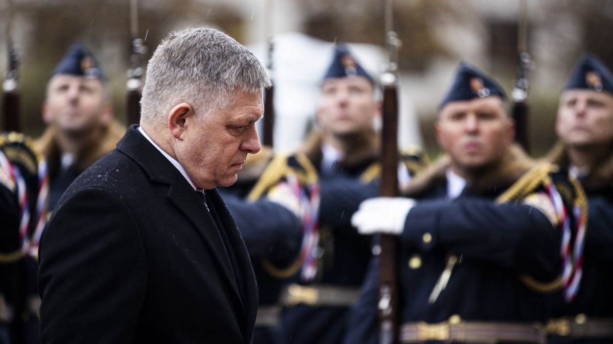 Komentář: Hrozí Ficovi sesazení a Slovákům ukrajinská fronta?